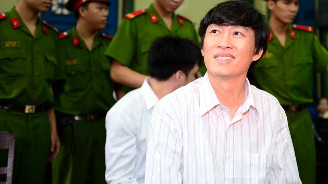Nụ cười của nhà báo Hoàng Khương tại phiên tòa với đồng nghiệp (Ảnh: Thuận Thắng/TTO)